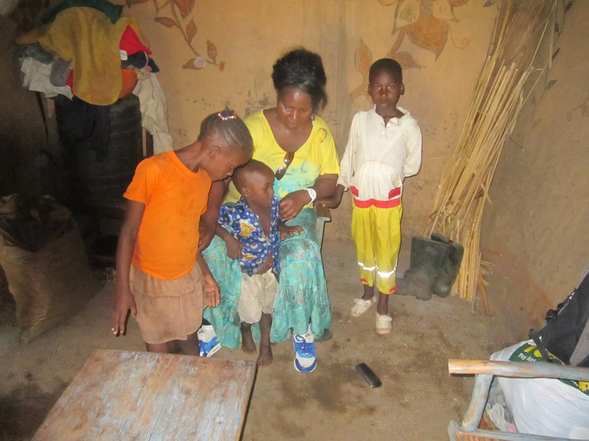 Jeanette mit Kindern in Kenia